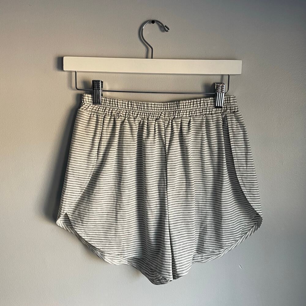 Preppy Comfy Pull on Elastic Waist Striped Grey White Preppy Shorts Size Medium